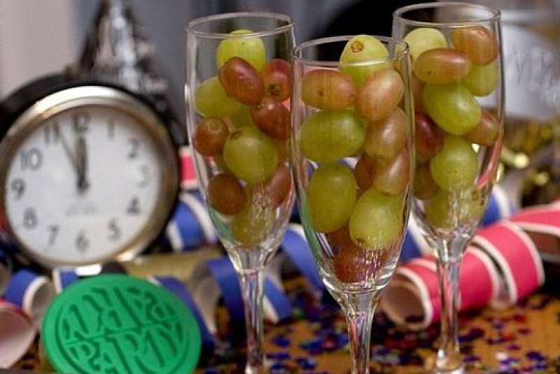 Good Luck 12 Grapes on New Year's Eve in Mexico - Casabayvillas.com